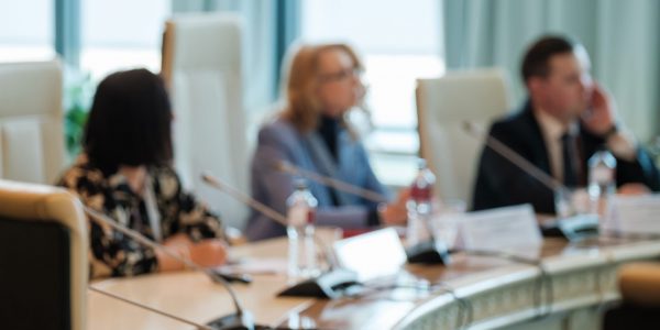 Blurred,Image,Of,A,Business,Meeting,With,Participants,Discussing,Concepts